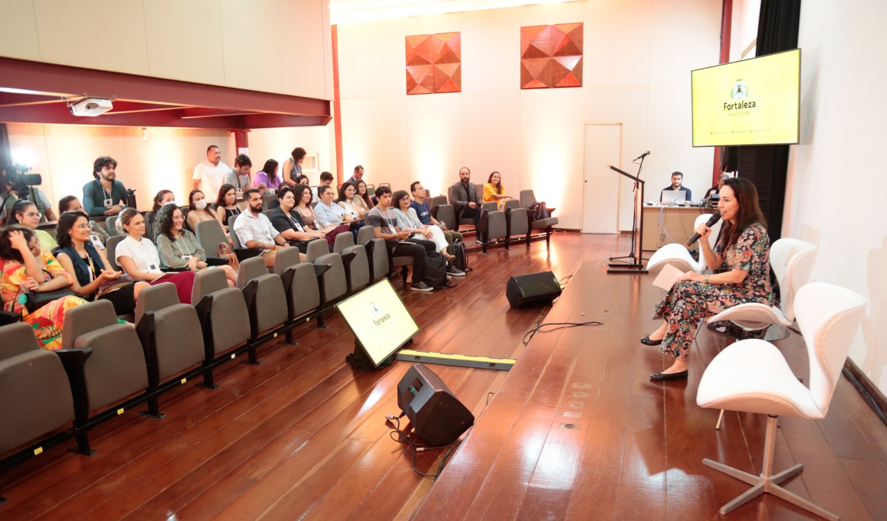 grupo de pessoas num auditório